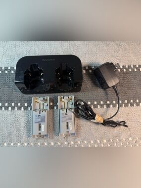 Insignia Dual Charge Station For Nintendo Wii & Wii U With Batteries. Tested.